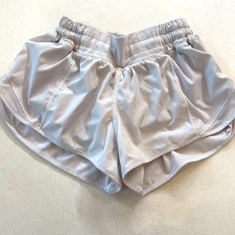 Lululemon Hotty Hot LR Short 2.5" Lined Sz 4 WHITE
